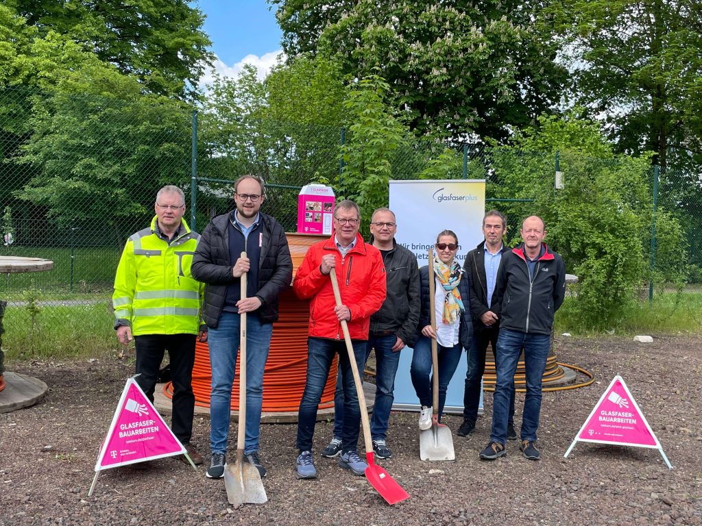 Gruppenfoto beim Spatenstich zum Glasfaserausbau der GlasfaserPlus in Waldbreitbach