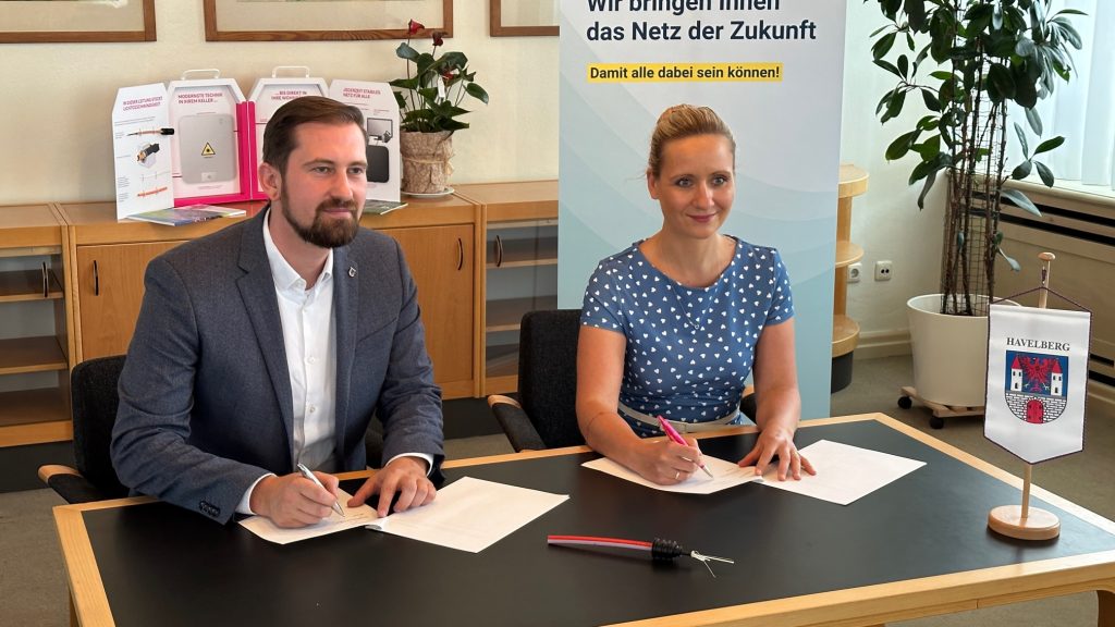 Auf beiden Bildern unterzeichnen Havelsberger Bürgermeister Mathias Bölt (und GlasfaserPlus-Vertreterin Nadja Thätner die gemeinsame Vereinbarung.
