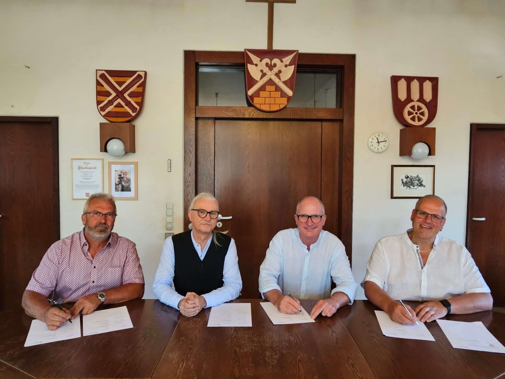 Gruppenfoto von der Unterzeichnung der gemeinsamen Erklärung